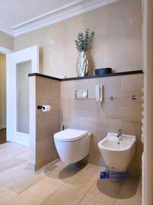 Badezimmer mit Dusche und Wanne EG