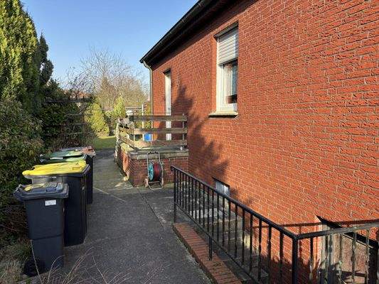 Seitenansicht mit Kelleraußentreppe