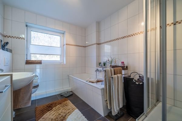 OG Bad mit Badewanne u. Dusche