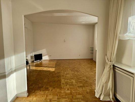 Blick vom Esszimmer ins Wohnzimmer