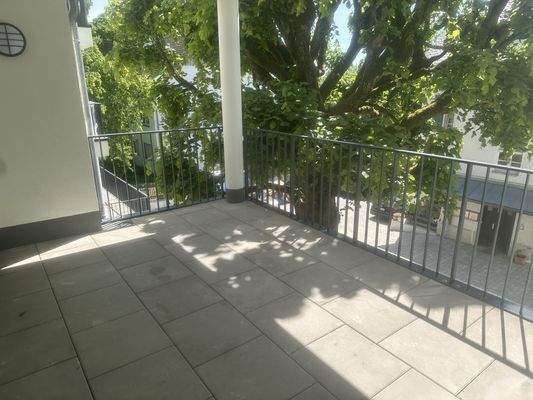 Balkon am Wohn- und Essbereich.jpg