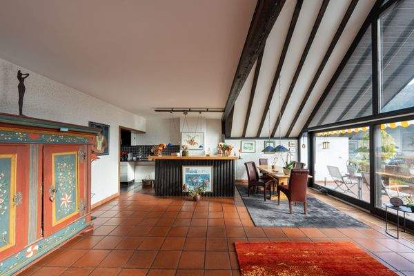 Wohnbereich mit offener Bar.jpg