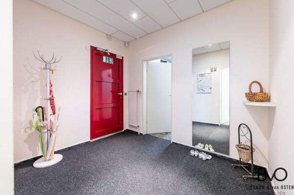 Freundlicher Eingangsbereich mit Garderobe 