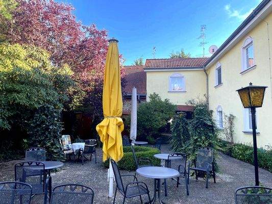 Sitzplätze im Innenhof