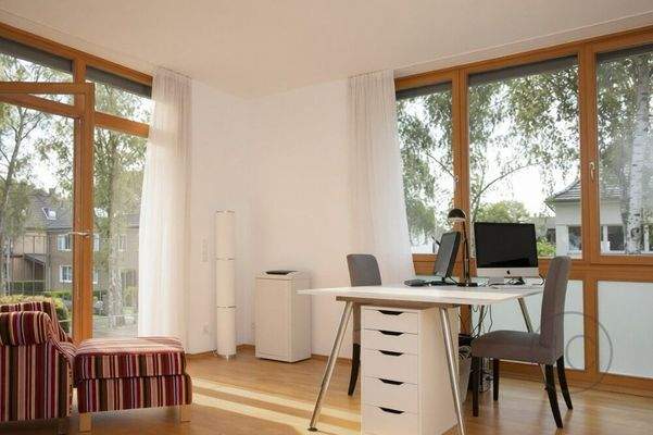 eines der drei Schlafzimmer, aktuell genutzt als Arbeitszimmer