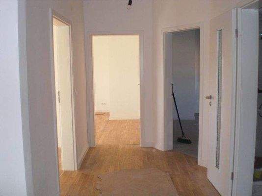 Heller Flur mit neuen Türen und Parkett 