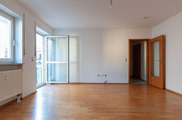 Wohnzimmer Blickrichtung Balkon und Diele