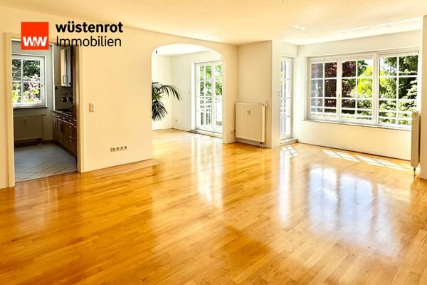 Wohnzimmer mit Blick Richtung Küche und Esszimmer