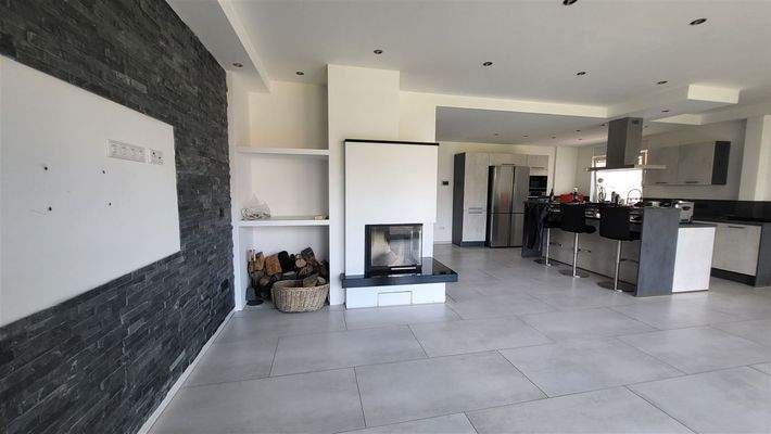  Wohn- und Eßbereich mit offener Küche und Kamin