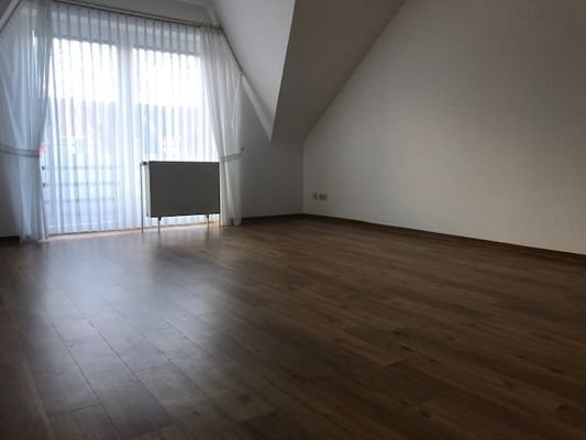 Helles Wohnzimmer mit Balkonzugang