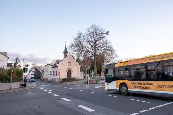 Der Bus um die Ecke