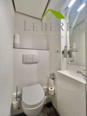 Modernes, weißes Gäste-WC