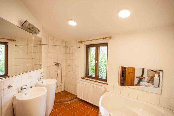 zeitloses Dusch- und Wannenbadezimmer