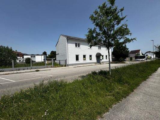 Ansicht mit Parkplätzen