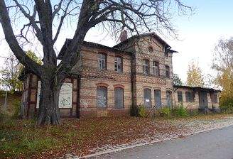 Blick auf das Bahnhofsgebäude