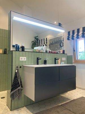 Bad mit Badewanne und begehbarer Dusche