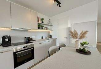 Moderne Küche mit Insel