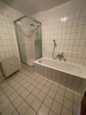 Bad mit Dusche und Wanne