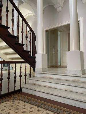 Säulen im Treppenhaus.jpg