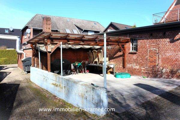 Die teilweise überdachte Terrasse