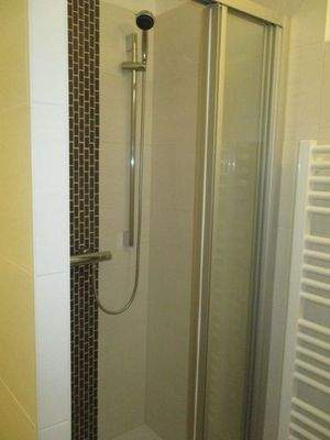 Modernes Bad,Wanne,Waschtisch,Dusche,WC