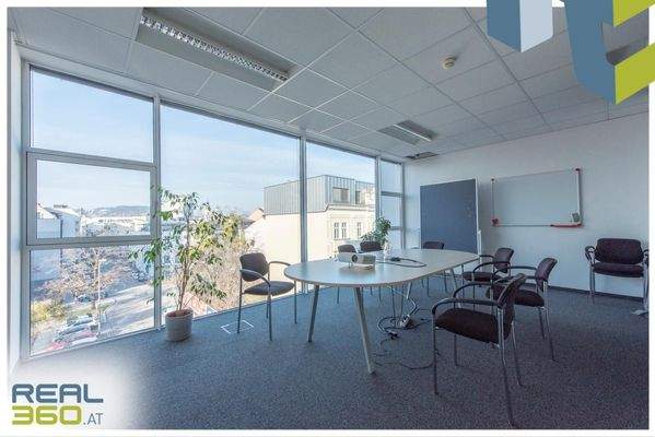 Besprechungsraum mit raumhoher Fensterfront