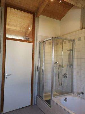 Bad mit Badewanne und Dusche - jüngeres Haus