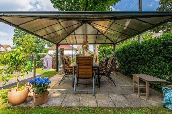 Überdachte Gartenterrasse