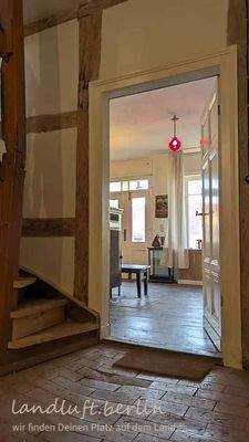 Lehnschulzenhaus EG, Treppe, Blick in das Ladenlokal.jpg