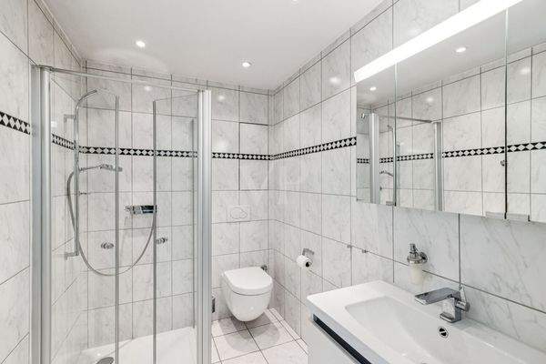 Badezimmer mit bodengleicher Dusche