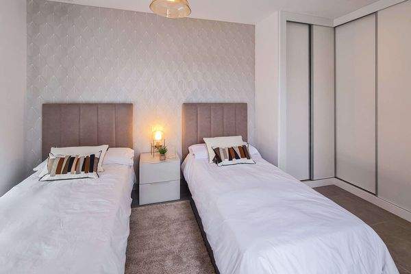 eines der drei Schlafzimmer ...