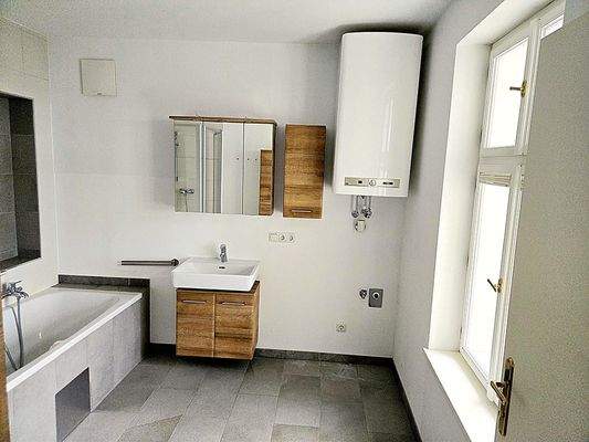 Badezimmer - Waschmaschinenanschluss und Elektrotherme für Warmwasser