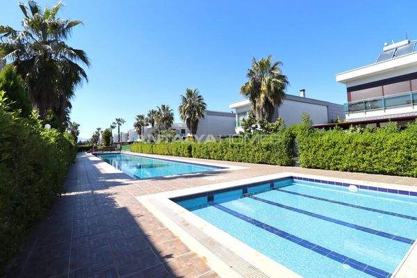 Villa with Shared Pool near the University in Döşemealtı Antalya
