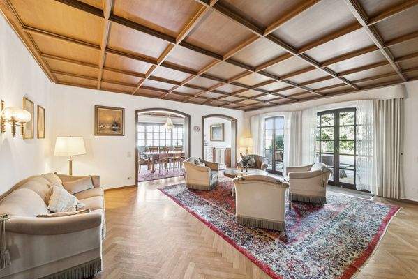 Stilvoller Wohnbereich mit Sichtbezug zum Essbereich