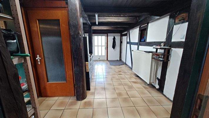 Diele EG mit Tür Kellertreppe