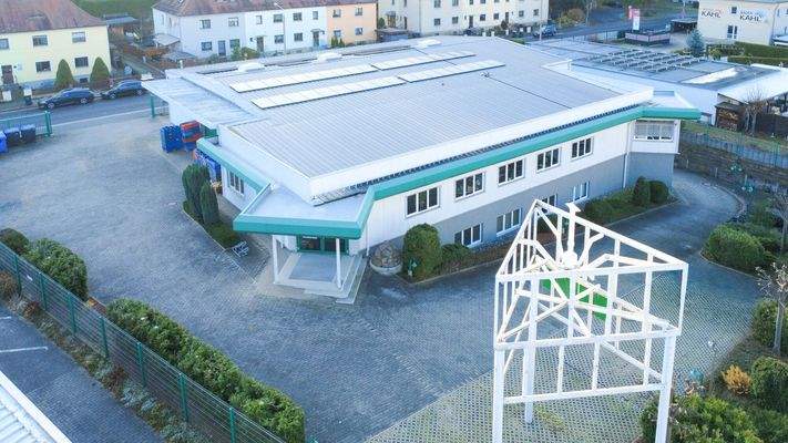 Ansicht mit Werbeturm