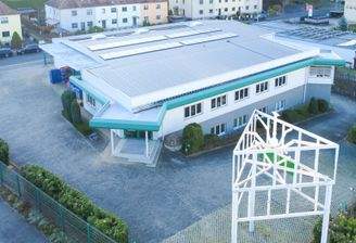 Ansicht mit Werbeturm