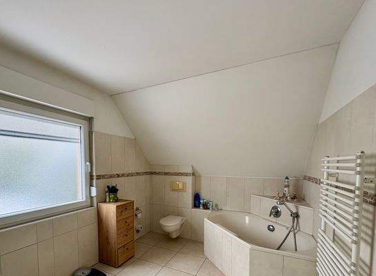 Bad mit Badewanne und Dusche