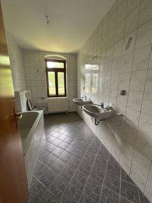 Helles Badezimmer mit Wanne