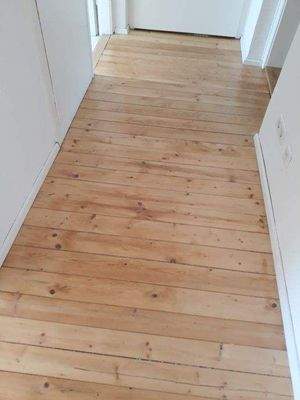 Holzdielenboden; lackiert