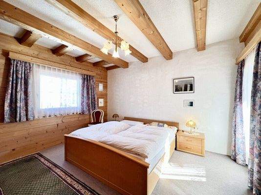 Schlafzimmer mit Balkonzugang im Erdgeschoss