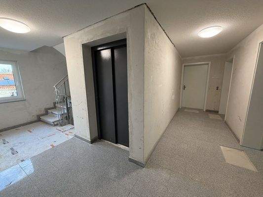 Treppenhaus mit Aufzug