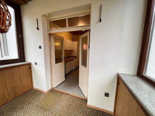 mit Doppeltür zur Küche