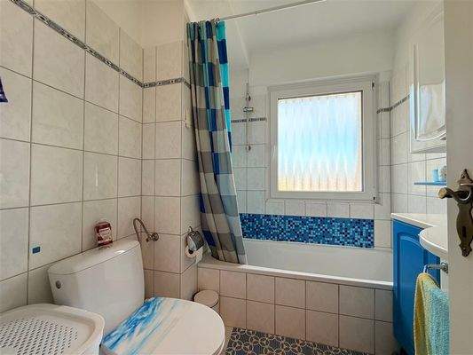 Bad mit Wanne und Fenster