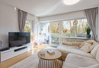 Wohnzimmeransicht mit Balkon