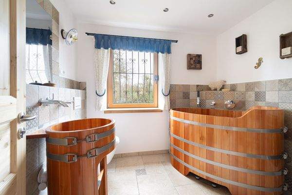 Bad mit Holzwanne und -becken