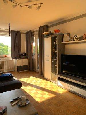 Wohnzimmer mit Balkonzutritt