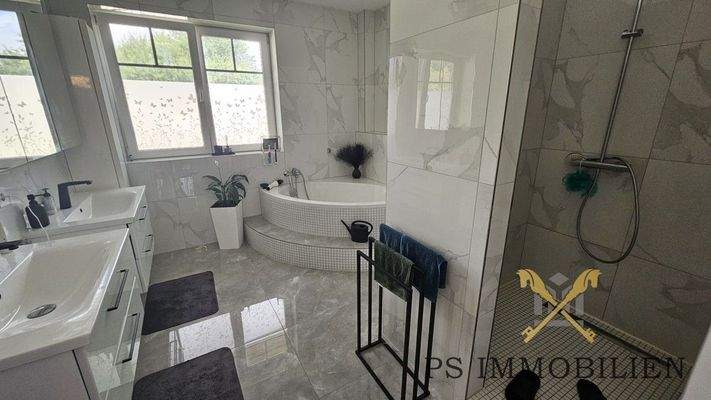 Großes Bad im Obergeschoss