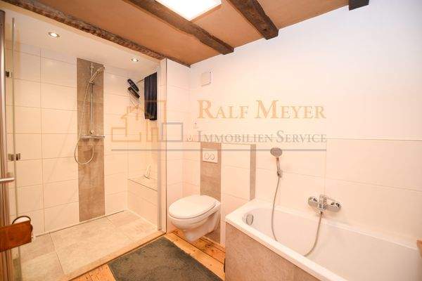 Bad mit Wanne und Dusche