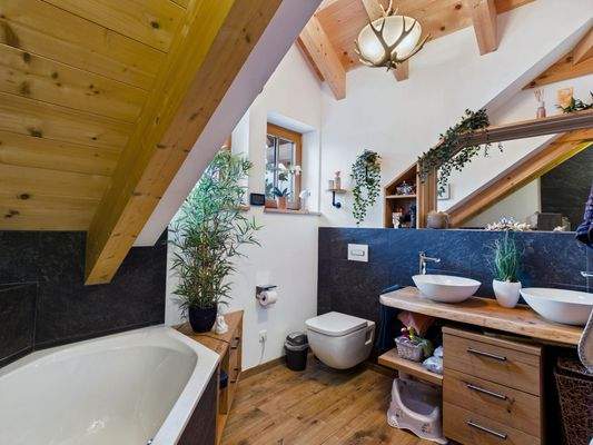 OG Tageslichtbad mit Wanne und bodengleicher Dusche